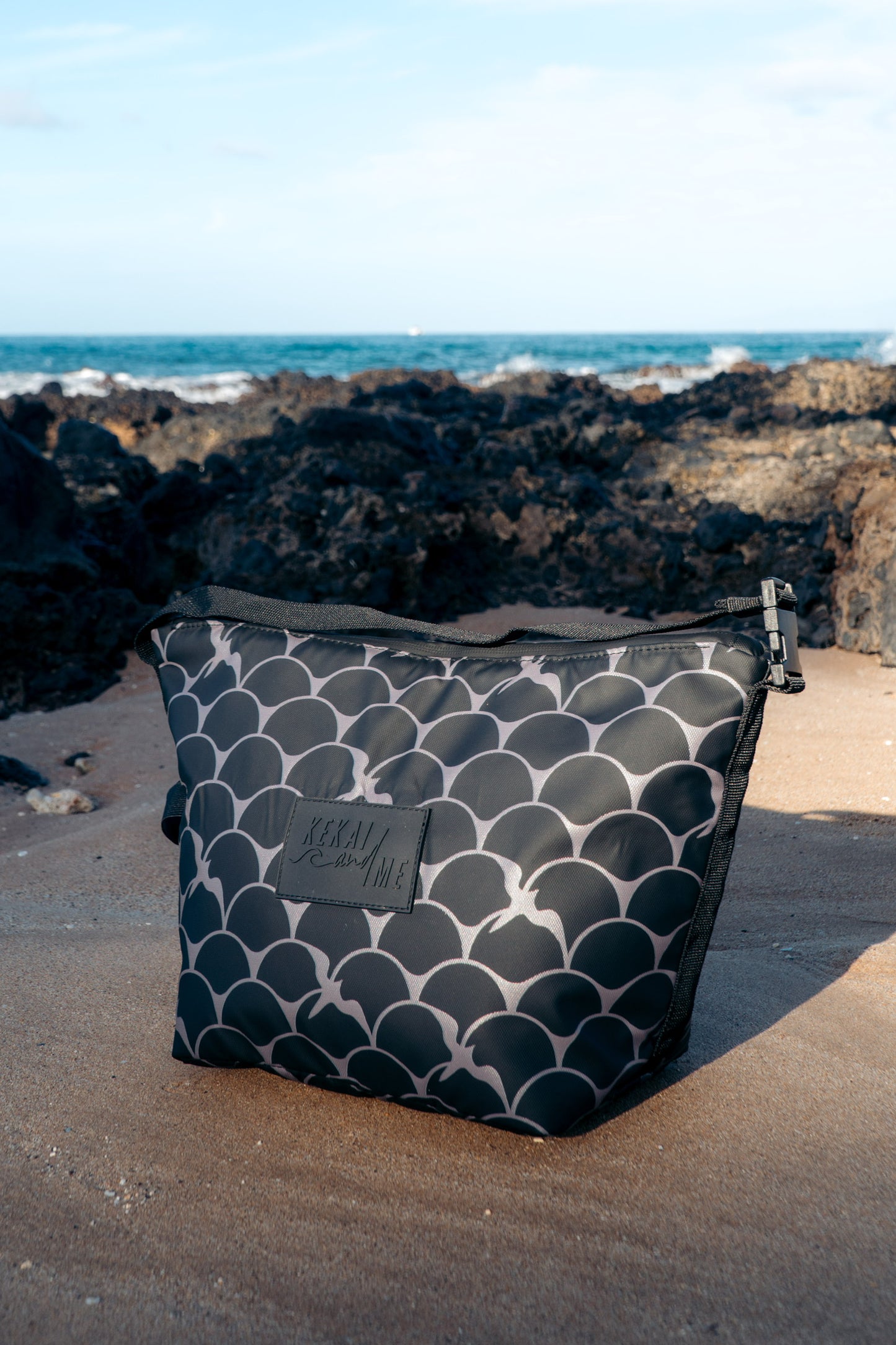 ‘IWA SCALES TRAVEL COOLER BAG