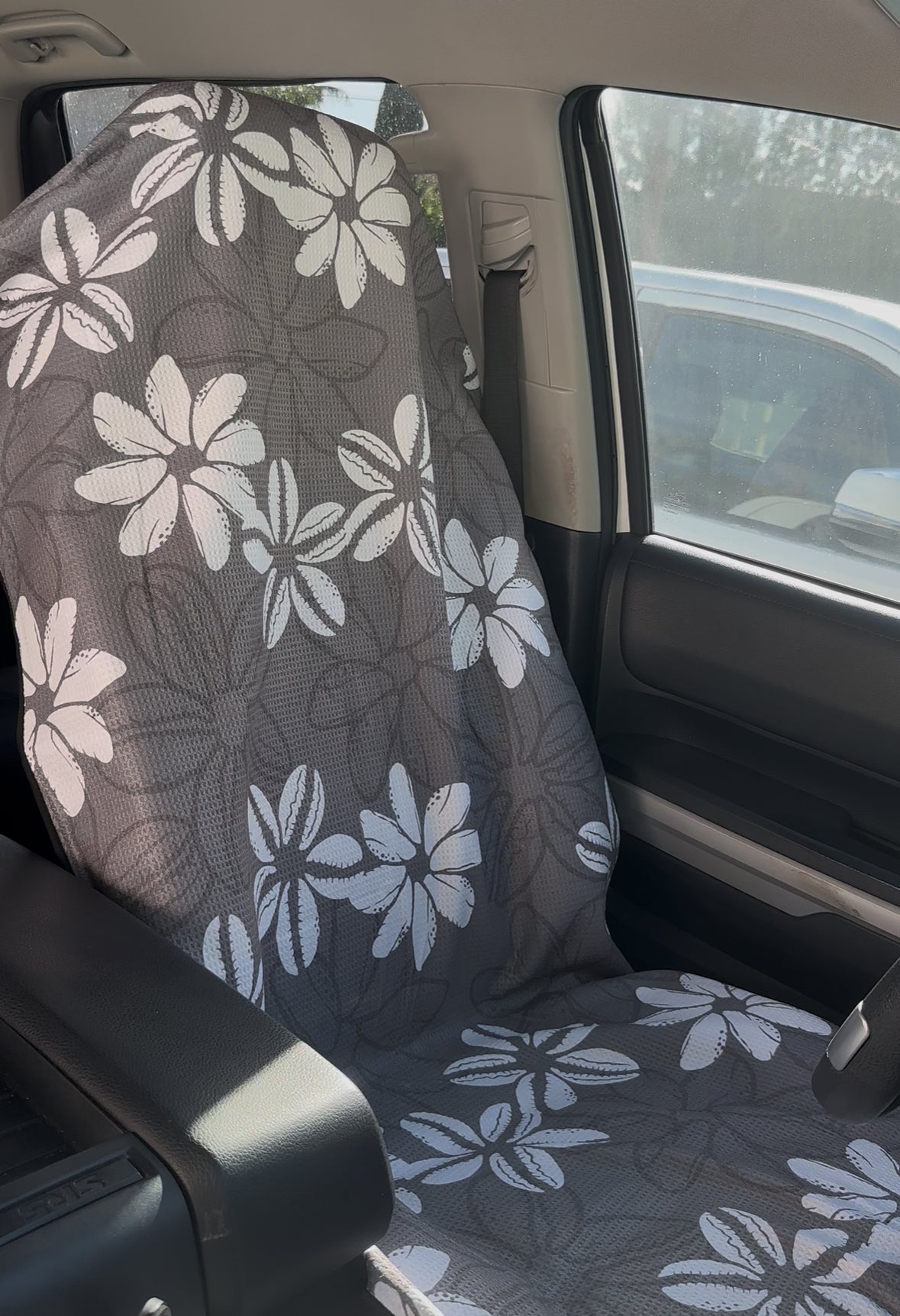 REVERSIBLE CAR SEAT COVER TOWEL — TIARE SHELLS