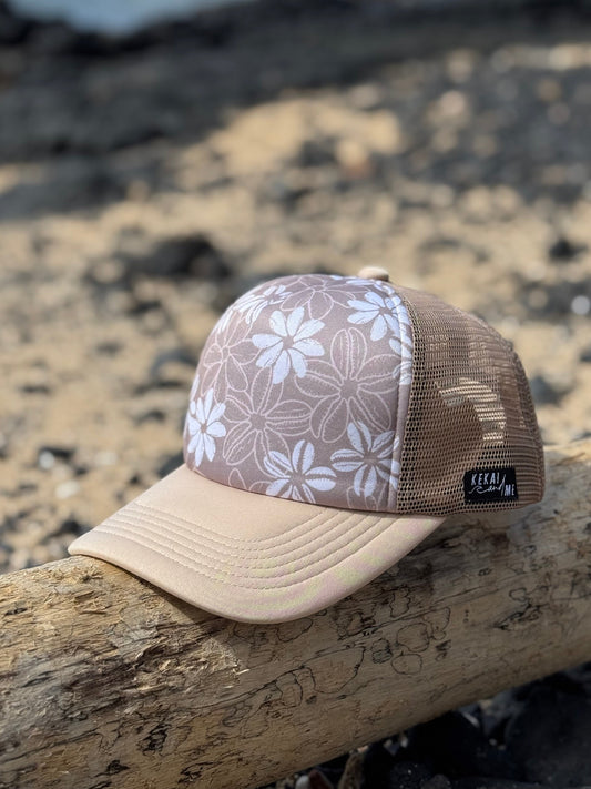 KEIKI TIARE COWRIE TRUCKER HAT