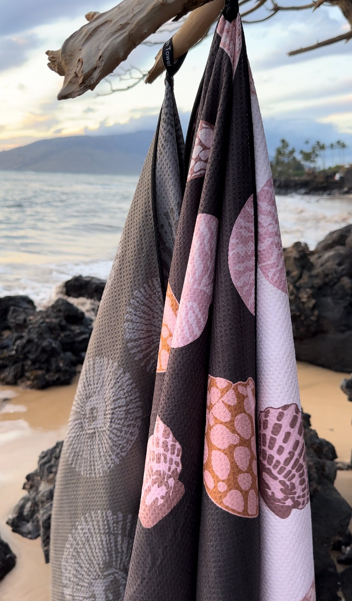 REVERSIBLE SEASHELLS SAND FREE WAFFLE TOWEL